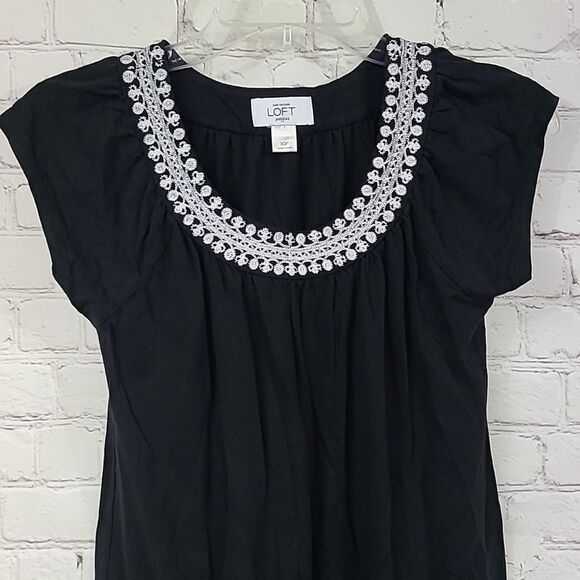 Ann Taylor LOFT Petites XSP Black Embroidered Jersey Knit Shift Dress Women’s XS - Picture 2 of 8